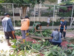 Tak Kenal Libur, Babinsa Penumping Bersama Warga Gotong Royong Bersihkan Lingkungan