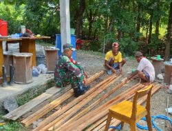 Babinsa Koramil Sambi Bantu Renovasi Rumah, Wujud Nyata Kemanunggalan TNI–Rakyat