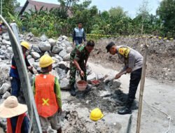 Babinsa Rejosari Bersama Warga Bangun Drainase Antisipasi Genangan Air