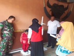 Babinsa Desa Bagi Dampingi Posyandu dan Edukasi Orang Tua Cegah Stunting