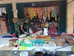 Guna Menjaga Stabilitas Ekonomi di Tingkat Desa, Babinsa Pantau Harga Sembako di Pasar