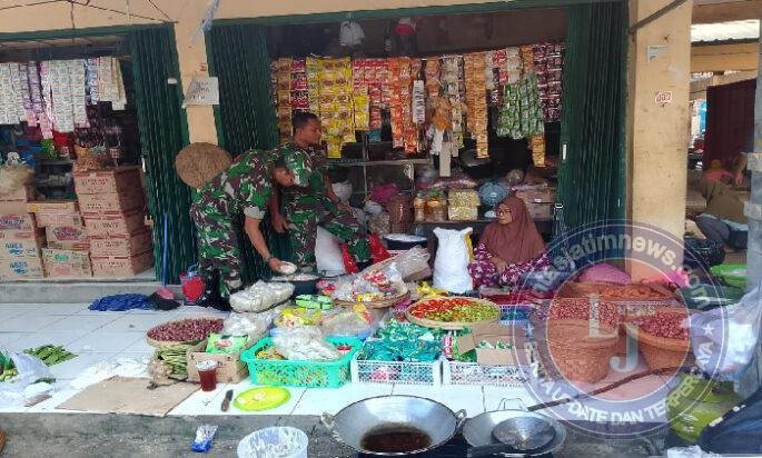 Guna Menjaga Stabilitas Ekonomi di Tingkat Desa, Babinsa Pantau Harga Sembako di Pasar