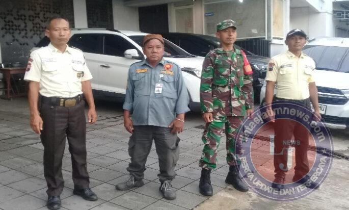 Jelang pergantian Tahun, Babinsa Keprabon Bersama Satlinmas Laksanakan Patroli, Yakinkan Situasi Tetap Aman dan Kondusif