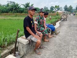 Babinsa Koramil Teras Mempererat Kebersamaan Warga Lewat Komsos di Tengah Kerja Bakti