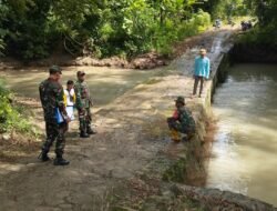 Babinsa Lakukan Pengecekan dan Pengukuran Jembatan Rawan Saat Musim Hujan