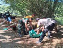 Babinsa Desa Duren Bersama Warga Kerja Bakti Perbaiki Jalan Poros
