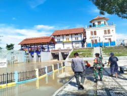 Babinsa Sewu Cek Debit Air Sungai Demangan, Antisipasi Banjir di Musim Hujan