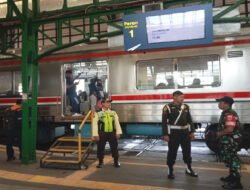 Pastikan Arus Balik Lancar dan Aman Pasca Libur Nataru, Babinsa Purwosari Laksanakan Pemantauan di Stasiun Kereta Api