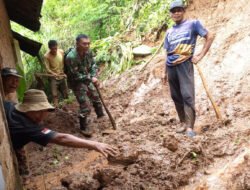 Longsor Terjang Dongko Trenggalek, Babinsa dan Warga Gotong Royong Bersihkan Material