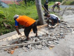 Babinsa Banyudono Bangkitkan Semangat Gotong Royong, Warga Bersama TNI Perbaiki Jalan Penghubung Antar Dusun
