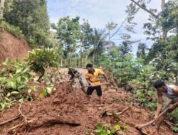 Hujan Deras Picu Longsor di Desa Mendak, TNI dan Warga Bergerak Cepat Bersihkan Akses Jalan