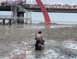 Respons Cepat Dit Polairud Polda Jatim Selamatkan Dua Anak Terjebak Lumpur di Wisata Kenjeran
