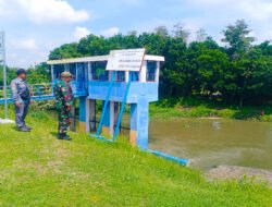 Antisipasi Banjir, Babinsa Joyotakan Patroli Cek Debit Pintu Air Plalan