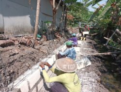 Antisipasi Banjir, Babinsa Tanjungrejo Bersama Warga Perkuat Talut Sungai