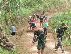 Pupuk Gotong Royong, Babinsa Koramil 0801/06 Laksanakan Pembersihan Jalan Desa
