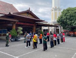 Kolaborasi Babinsa Manahan dan Bhabinkamtibmas Berikan Arahan Latihan Fisik Kepada Linmas