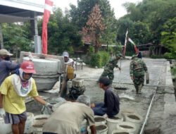 Babinsa Turut Membangun Infrastruktur, Gotong Royong Cor Jalan Kampung