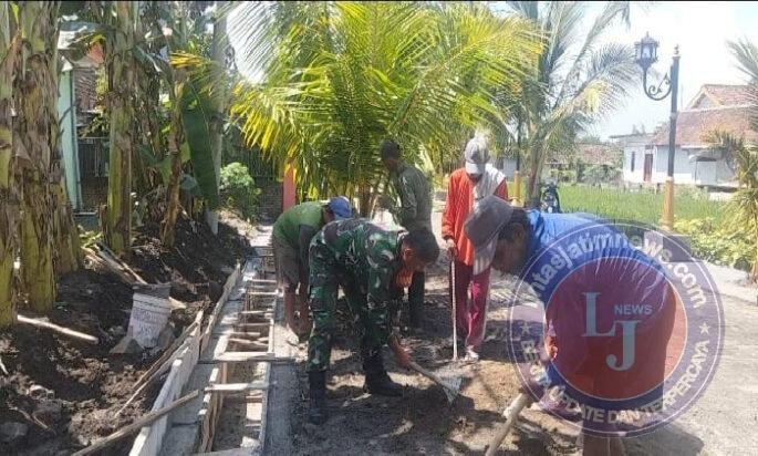 Babinsa Purworejo Karya Bakti Bangun Saluran Irigasi di Area Permukiman Warga