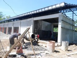 Bentuk Kebersamaan, Anggota Babinsa Gotong Royong Renovasi Kantor Makoramil 0801/06 Bandar