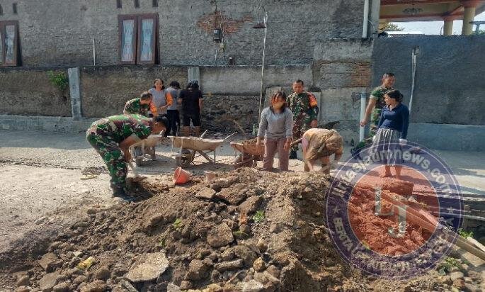 Babinsa Bantu Pembereman Jalan, Wujud Kepedulian terhadap Keselamatan dan Kenyamanan Warga