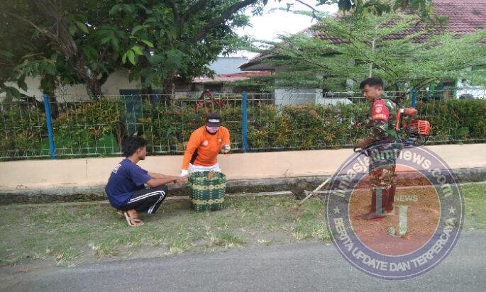 Babinsa Banjarsari Bersama Tim Saberling Dan Warga Bergotong Royong Laksanakan Pembersihan Lingkungan