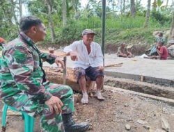 Perkuat Kebersamaan Warga Desa Binaan, Babinsa Ikut Gotong Royong