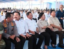 Mendagri Hadiri Panen Raya dan Pengumuman Swasembada Pangan di Karawang