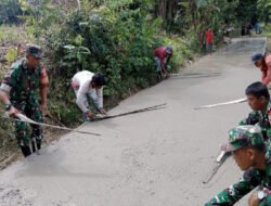 Babinsa Bantu Pengecoran Jalan Yang Merupakan Akses Utama Desa