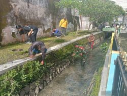 Cegah Terjadinya Banjir Dan Genangan Air Babinsa Purwosari Bersama Warga Kerja Bakti Bersihkan Saluran Air