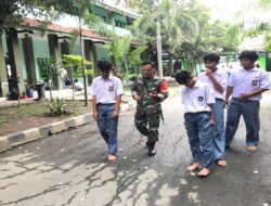 Disela-sela Pendistribusian MBG, Babinsa Kepatihan Wetan Sosialisasikan Rekrutmen TNI AD di SMKN 08 Surakarta