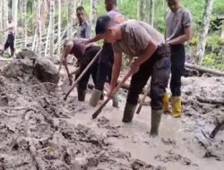 Di Tengah Lumpur dan Harapan, Polri Bersama Warga Buka Akses Jalan Kampung Setie Pascabencana