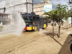 Water Cannon Disemprotkan di Jalan Lintas Aceh Selatan, Polri Minimalisir Debu Pasca Banjir