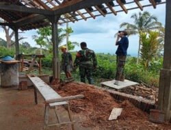 Babinsa dan Warga Bodag Bahu-Membahu Perbaiki Rumah Warga