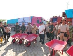 Percepat Pemulihan Aceh Tamiang, Mendagri Serahkan Bantuan Gerobak Dorong dan Bahan Makanan