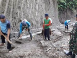 Sigap Bantu Warga, Babinsa Kodim Ponorogo Ikut Kerja Bakti Bersihkan Longsoran Tanah