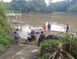 Peduli Keselamatan Warga, Babinsa Cek Sungai Dan Jembatan Penghubung Desa di Penyebrangan Beton di Wilayah Sewu