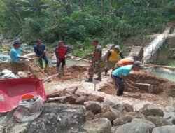 Permudah Akses Perekonomian Desa di Wilayah Pacitan,TNI AD Bangun Jembatan Gantung Garuda Nusantara