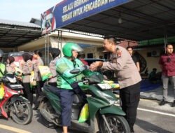 Polisi Peduli : Kapolres Mojokerto Kota Silaturahmi Salurkan Bantuan Sosial untuk Ojol dan Tukang Becak