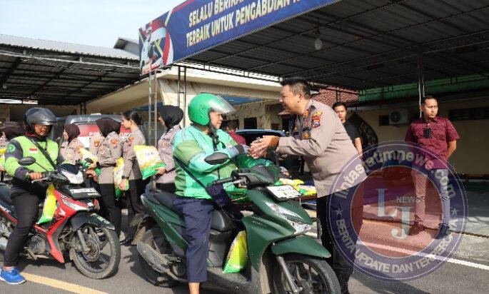 Polisi Peduli : Kapolres Mojokerto Kota Silaturahmi Salurkan Bantuan Sosial untuk Ojol dan Tukang Becak