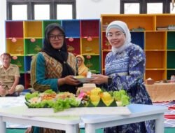 Syukuran Atas Selesainya Revitalisasi TK Kartika IV-8, Ketua Persit KCK Cab.XV Kodim 0801/Pacitan Pimpin Potong Tumpeng