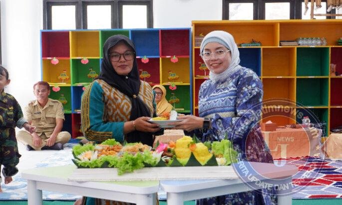 Syukuran Atas Selesainya Revitalisasi TK Kartika IV-8, Ketua Persit KCK Cab.XV Kodim 0801/Pacitan Pimpin Potong Tumpeng