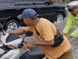 Polsek Kawasan Muara Baru Sigap Bantu Warga Terdampak Genangan Rob dan Hujan di Pelabuhan Muara Baru