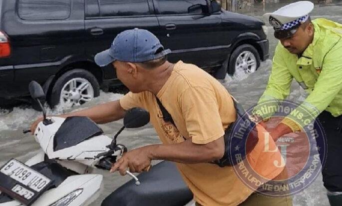Polsek Kawasan Muara Baru Sigap Bantu Warga Terdampak Genangan Rob dan Hujan di Pelabuhan Muara Baru