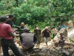 Dandim PacitanTurun Lapangan Pastikan Pembangunan Jembatan Gantung Perintis Garuda Berjalan Lancar