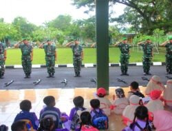 Gerimis Tak Surutkan Semangat, Siswa PAUD–TK Belajar Wawasan Kebangsaan di Kodim 0806/Trenggalek