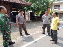 Patroli Babinsa Manahan Bersama Linmas Susuri Pemukiman Penduduk dan UMKM