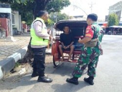 Tak Kenal Kasta, Silaturahmi Babinsa Kepatihan Wetan Menyasar Tukang Becak, Ingatkan Selalu Berhati-hati Saat Bawa Penumpang