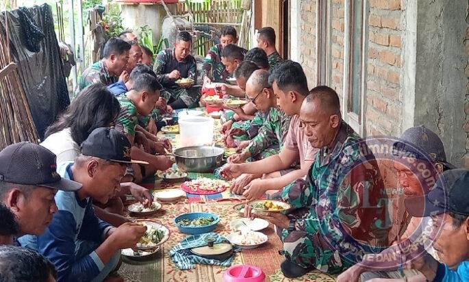 Pembangunan Jembatan Perintis Garuda di Ponorogo Saksi Kemanunggalan TNI-Rakyat di Saat Istirahat Siang