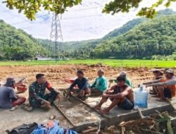 Babinsa Hadir Di Lokasi Pembangunan KDKMP Wujud Nyata Kepedulian TNI Untuk Kemajuan Desa