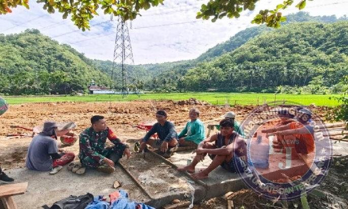 Babinsa Hadir Di Lokasi Pembangunan KDKMP Wujud Nyata Kepedulian TNI Untuk Kemajuan Desa